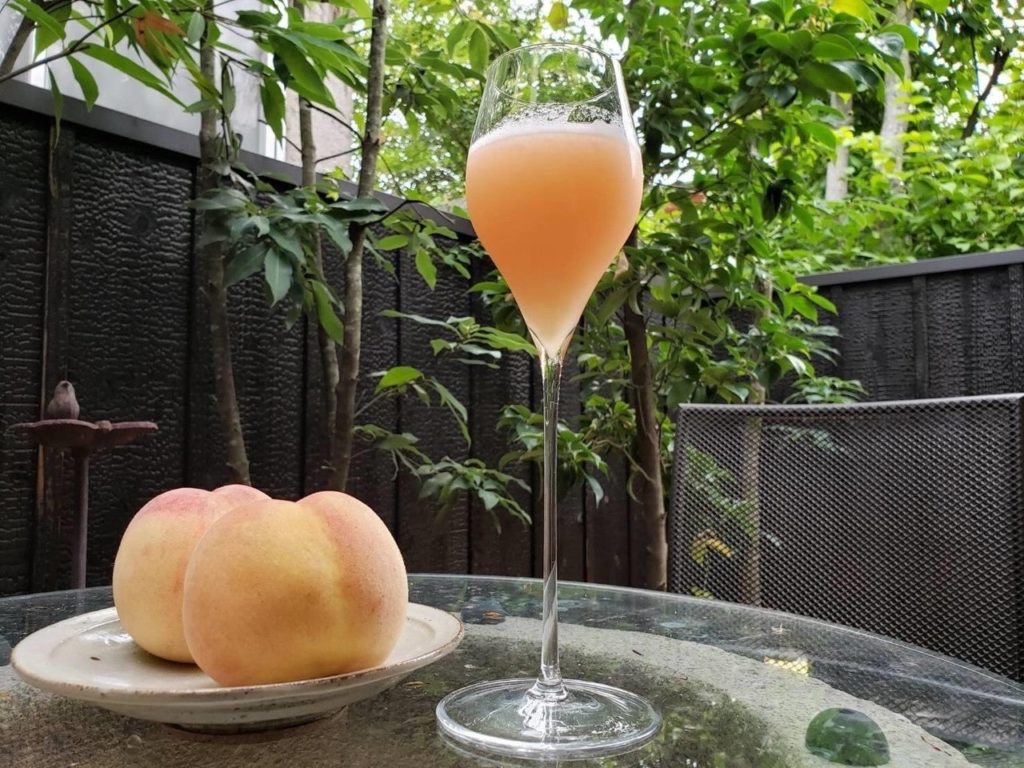 岡山県産の白桃とシャンパンをつかったカクテル