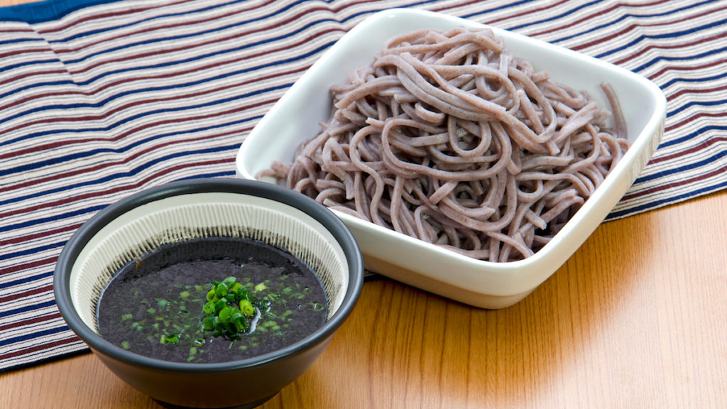 インパクト大 美人うどん 黒米 を使った黒ごまつけ麺 美観堂