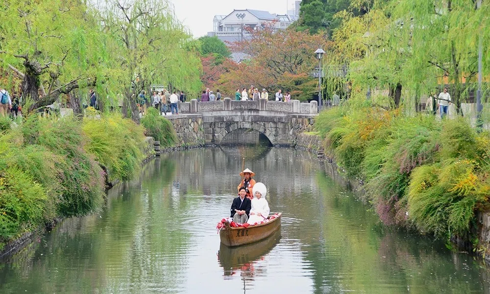 美観地区の川舟