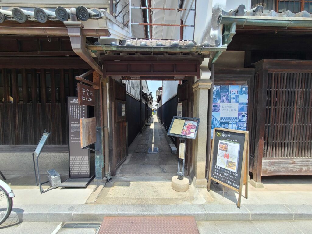 『atelier & salon はしまや』へ入る細い路地
