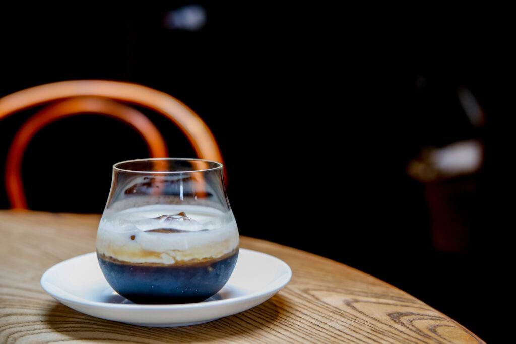 『倉敷珈琲館』の店内とネルドリップで淹れたコーヒー