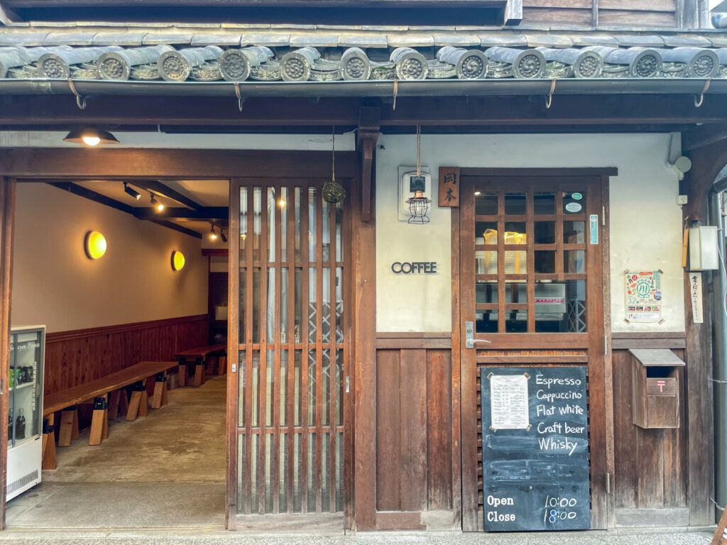 『YAMAU coffee stand』の入口。のれんが目印