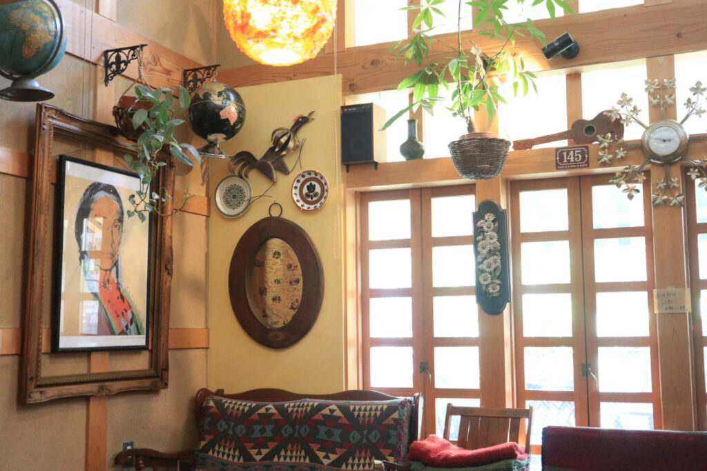 レコードと雑貨に囲まれた『ANTICA Cafe Bar & Zakka』の店内