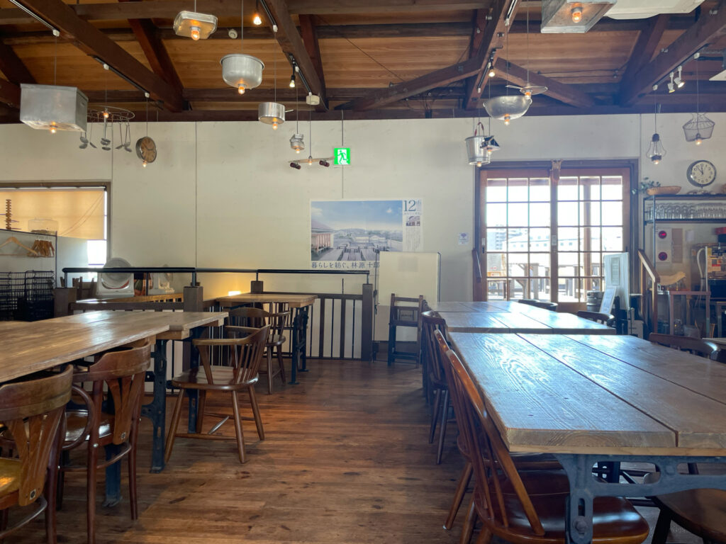 『倉敷まちなみ食堂 アカネイロ』の天井が高く開放的な店内