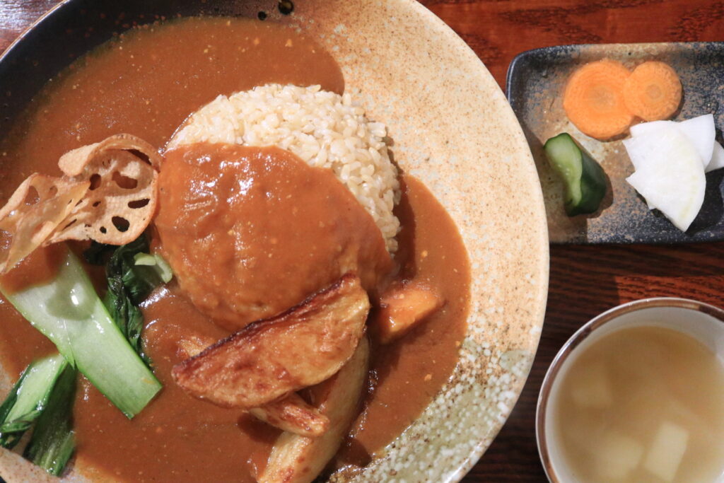 『三宅商店』の定番メニュー、スパイスの効いたカレー